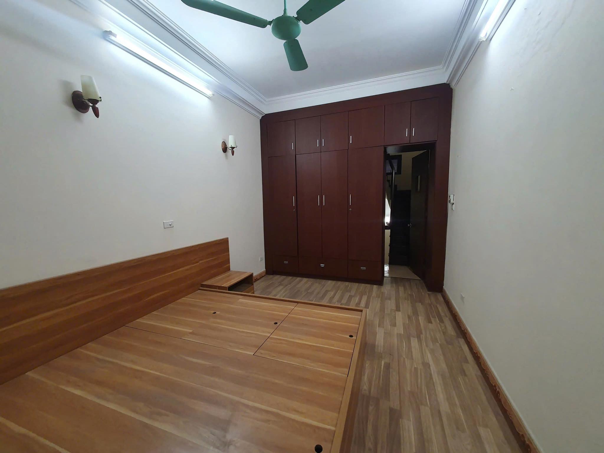 Cho thuê nhà ở gia đình ngõ 175 Phố Định Công, 5 tầng, 35m2, 3 ngủ, 4 WC, giá 12 Triệu - Ảnh chính